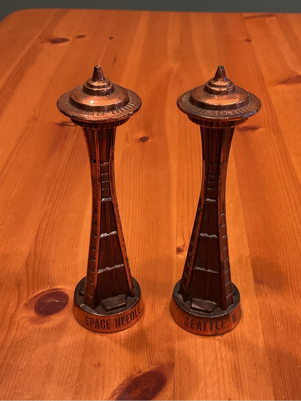 SEATTLE SPACE NEEDLE FIGURINES COPPER VINTAGE WORLDS FAIR FELT BASE LOT OF 2